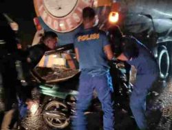 Kondisi Hujan Deras Personel Ditpolairud Polda Sulteng Evakuasai korban Laka Lantas