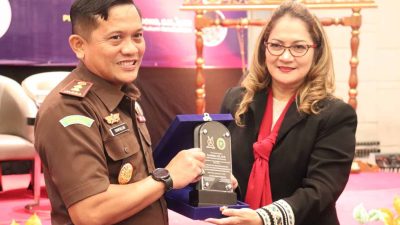 Hebat! Kajari Karawang Raih Juara II Lomba Karya Tulis Ilmiah Se-Jawa Barat