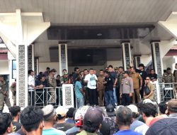 Lelah Antre Lama Solar di SPBU, Ratusan Sopir Dump Truk Pasigala Gelar Aksi di Kantor Wali Kota Palu
