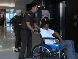 Dua Tersangka Kasus Korupsi Alkes Untad Ditetapkan,Satu Tersangka Pingsan Saat Akan Ditahan