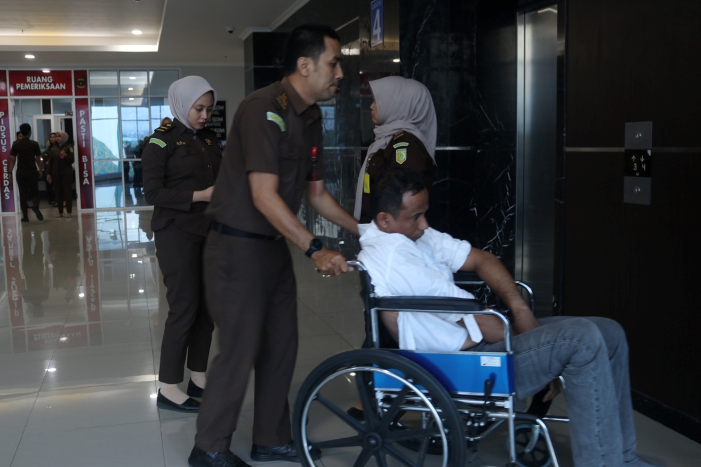 Dua Tersangka Kasus Korupsi Alkes Untad Ditetapkan,Satu Tersangka Pingsan Saat Akan Ditahan