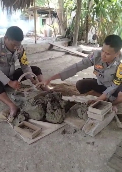 Polsek Ulubongka Ikuti Pelatihan Pembuatan Batu Bata