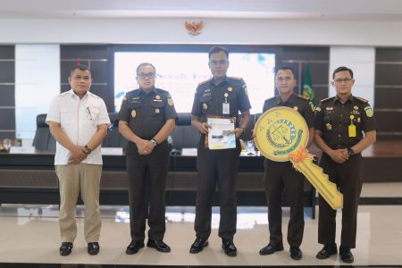 Kejati Sulteng Serahkan Aset Negara Hasil Barang Rampasan ke Kejari Palu