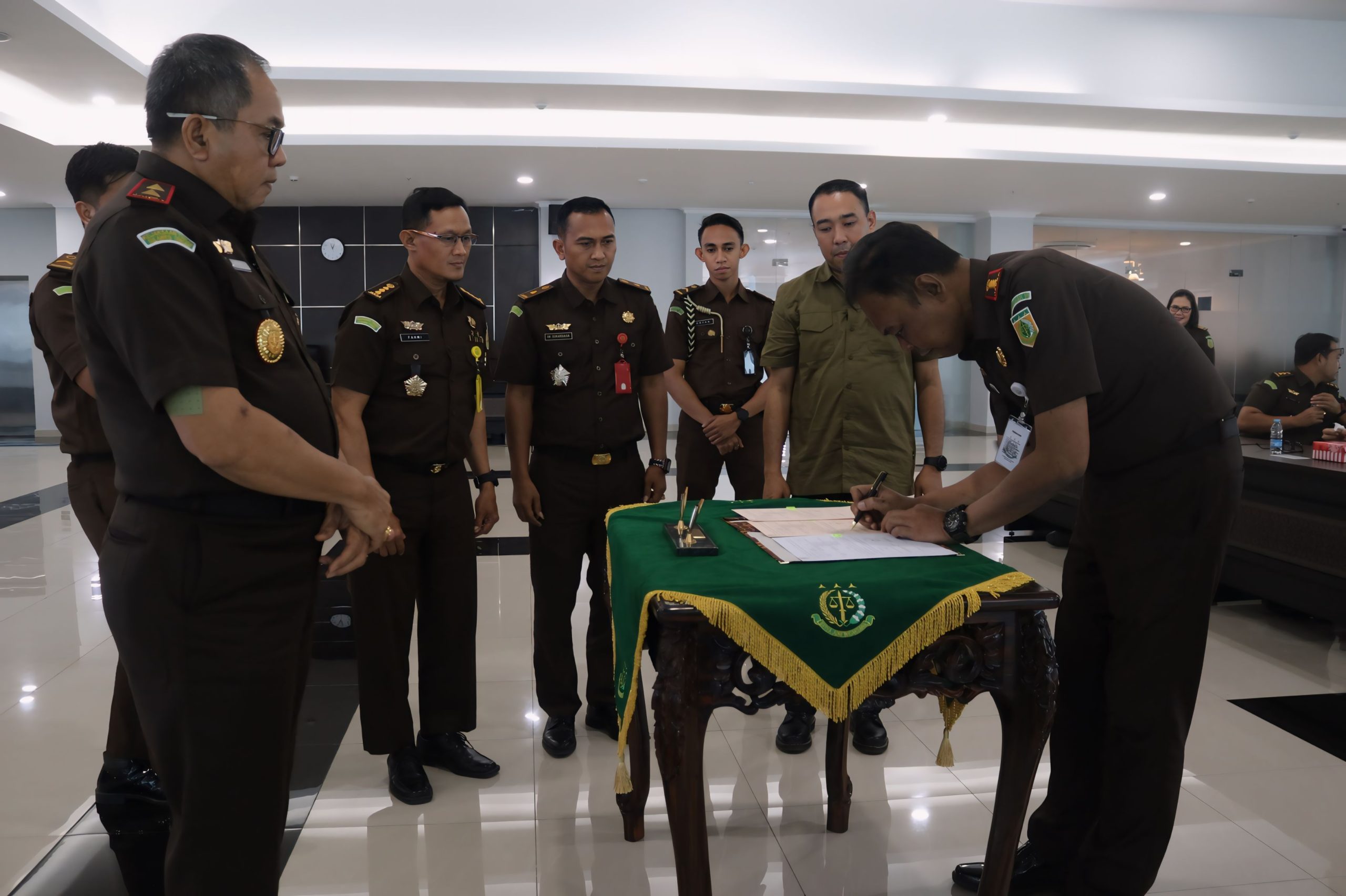 Kejati Sulteng Serahkan Aset Negara Hasil Barang Rampasan ke Kejari Palu