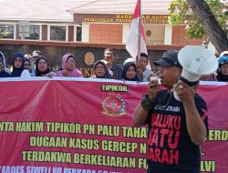 Berkeliaran Foto Selfie, Demonstran Minta Hakim Tipikor PN Palu Tahan Terdakwa Kasus Korupsi