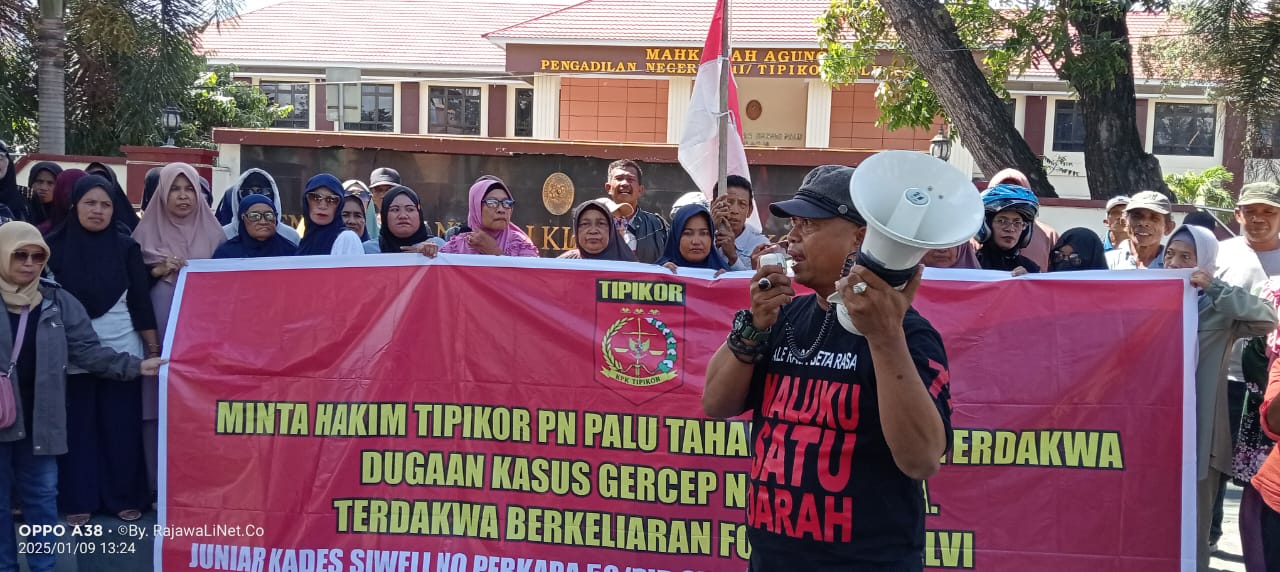 Berkeliaran Foto Selfie, Demonstran Minta Hakim Tipikor PN Palu Tahan Terdakwa Kasus Korupsi