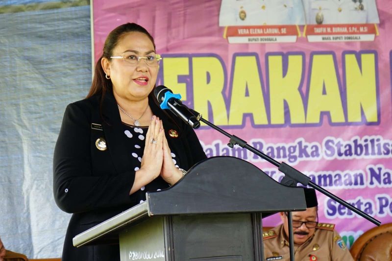 Bupati Donggala, Vera Elena Laruni menyampaikan sambutannya di acara Gerakan Pasar Murah, Selasa (18/3/2025).
