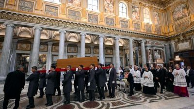 Sebelum Paus Fransiskus, paus terakhir yang dimakamkan di Santa Maria Maggiore adalah Paus Klemens IX pada tahun 1669, menjadikan pemakaman ini sebagai peristiwa bersejarah dalam tradisi Gereja Katolik. (Vatican Media - AFP)