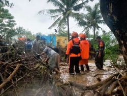 Banjir Palu : Tim SAR Gabungan Evakuasi Warga dan Barang Berharga