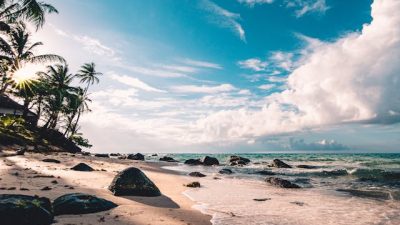 Pantai-pantai di Parigi Moutong menawarkan kombinasi sempurna untuk bersantai dan menikmati panorama alam. (Pexels)