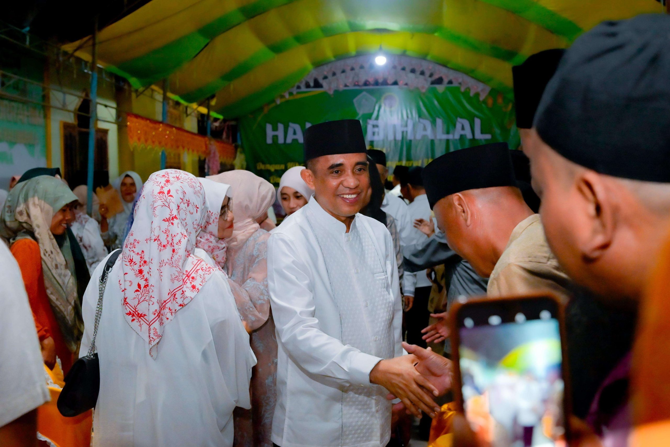 Gubernur Sulawesi Tengah, H. Anwar Hafid, menekankan bahwa pendidikan adalah investasi utama untuk menciptakan generasi yang cerdas dan kompeten.