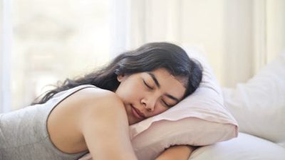 Kebiasaan tidur yang buruk dapat mempercepat kerusakan otak. (Pexels)