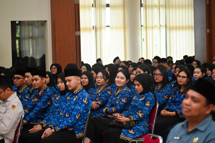 Sebanyak 437 Calon Pegawai Negeri Sipil (CPNS) formasi tahun 2024 secara resmi menerima Surat Keputusan (SK) Pengangkatan dari Pemerintah Provinsi Sulawesi Tengah. (Ro Adpim Setdaprov Sulteng)