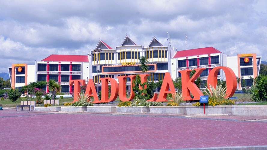 Rektor Untad, Prof. Amar, membenarkan adanya pemutusan kontrak tersebut. Ia menyatakan bahwa pihaknya hanya mengikuti regulasi pemerintah. (untad.ac.id)