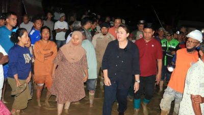 Bupati Donggala, Vera Elena Laruni, segera menuju lokasi terdampak. Ia mengonfirmasi bahwa dirinya mendapat arahan langsung dari Gubernur Anwar Hafid sesaat setelah informasi banjir diterima. (Dok : Bupati Donggala)