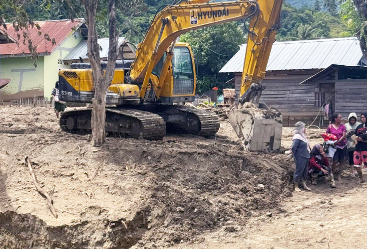 Sejak hari pertama, BPBD Sulteng telah mengirimkan surat resmi kepada BWSS III dan BPJN XIV untuk permintaan alat berat dan jembatan darurat. Kini, excavator telah beroperasi di lokasi dan material jembatan darurat sedang dalam proses pengangkutan menuju Wombo Kalonggo. (ist)