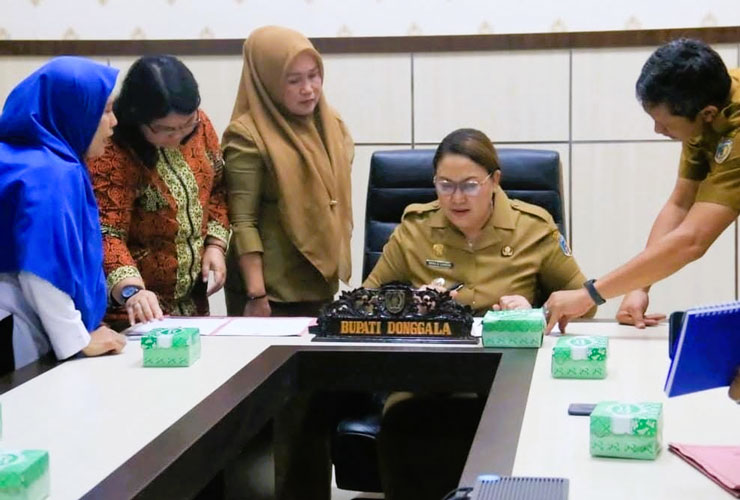 Bupati Donggala, Vera Elena Laruni saat menandatangani kesepakatan bersama BPJS Kesehatan tentang optimalisasi Program Jaminan Kesehatan Nasional (JKN), di Kantor Bupati Donggala, Senin (19/5/2025). (infopublik)