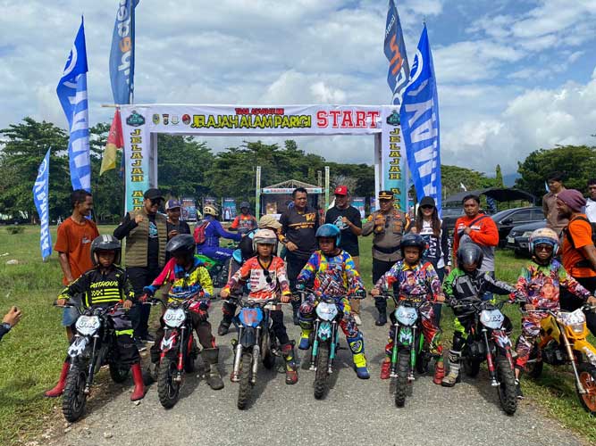 Trail Adventure Jelajah Alam Parigi 2025 resmi dilepas dengan semangat kebersamaan dan persaudaraan. Acara ini diharapkan memberikan pengalaman tak terlupakan bagi para rider sekaligus membawa dampak positif bagi kemajuan Parigi Moutong. (DISKOMINFO KAB. PARIMO/NUR)