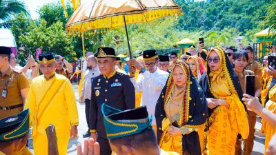 Gubernur Sulawesi Tengah, Dr. H. Anwar Hafid, M.Si., bersama Wakil Gubernur dr. Reny A. Lamadjido, tiba di Kabupaten Buol dengan sambutan hangat dari masyarakat. (ist)