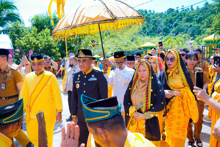 Gubernur Sulawesi Tengah, Dr. H. Anwar Hafid, M.Si., bersama Wakil Gubernur dr. Reny A. Lamadjido, tiba di Kabupaten Buol dengan sambutan hangat dari masyarakat. (ist)