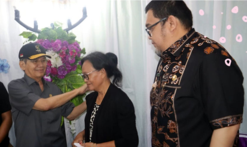 Pj. Bupati Parimo Richard Arnaldo dan sejumlah tokoh penting turut hadir di rumah duka, di antaranya Anggota DPR RI Longki Djanggola serta Anggota DPRD Provinsi Sulawesi Tengah Yus Mangun. (Prokopim Setda : Diskominfo Kab. Parigi Moutong)