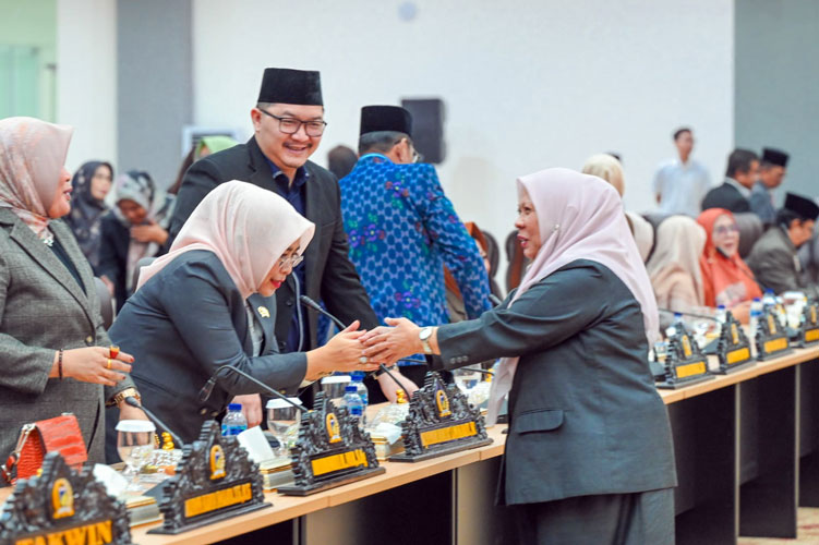 Wakil Gubernur dr. Reny A. Lamadjido, Sp.PK., M.Kes, menyampaikan apresiasi tinggi atas peran DPRD dalam mengawal transparansi dan akuntabilitas pemerintahan. (Ro Adpim Setdaprov Sulteng)