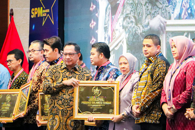 Penghargaan ini diserahkan langsung oleh Menteri Dalam Negeri, Tito Karnavian, kepada Wakil Gubernur Sulawesi Tengah, dr. Reny A. Lamadjido. (ist)
