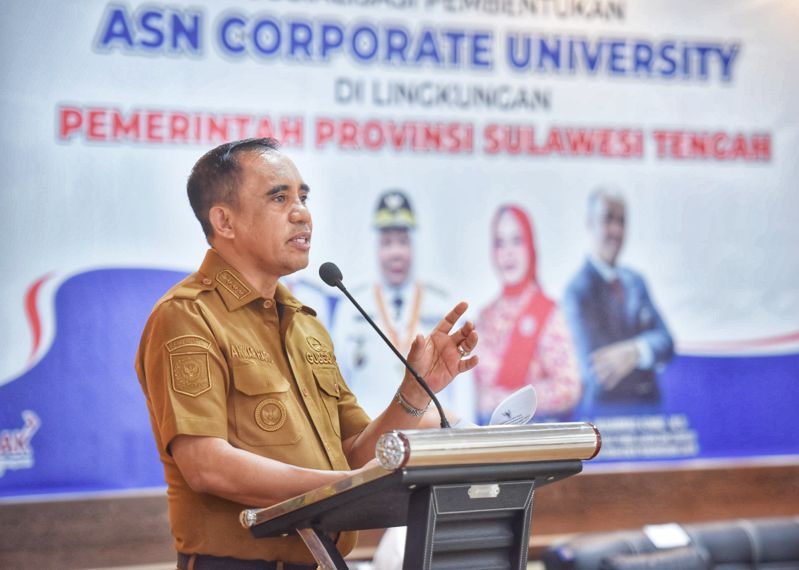 Gubernur Sulawesi Tengah, Dr. H. Anwar Hafid, M.Si dalam acara Sosialisasi Pembentukan ASN Corporate University (ASN Corpu) di Aula BPSDM Provinsi Sulawesi Tengah, Senin (16/6). (Foto : Ro Adpim Setdaprov Sulteng)