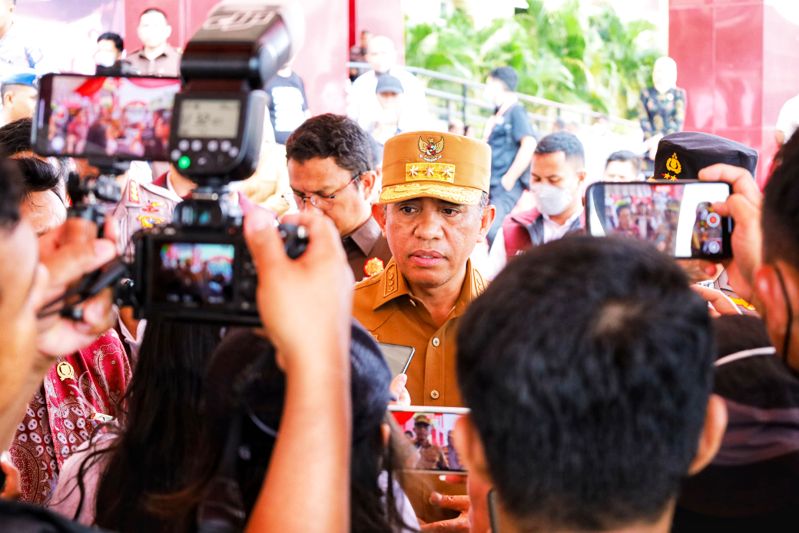 Gubernur Anwar Hafid hadiri pemusnahan 40 kg sabu di Polda Sulteng, nyatakan perang total terhadap narkoba dan ancam pecat ASN yang terlibat. Beliau ajak masyarakat bersatu melawan bahaya narkoba. (Foto : Ist)
