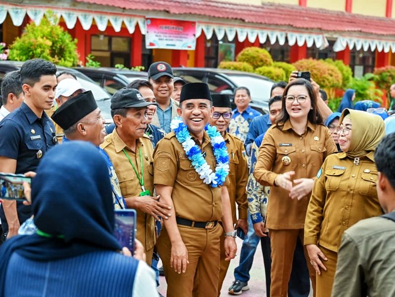 Gubernur Anwar Hafid kunjungi almamaternya, SMA 1 Poso, di sela STQH XXVIII. Beliau janji realisasikan Program Berani Beasiswa untuk 80.000 pelajar/mahasiswa Sulteng. (Foto : Biro Administrasi Pimpinan)