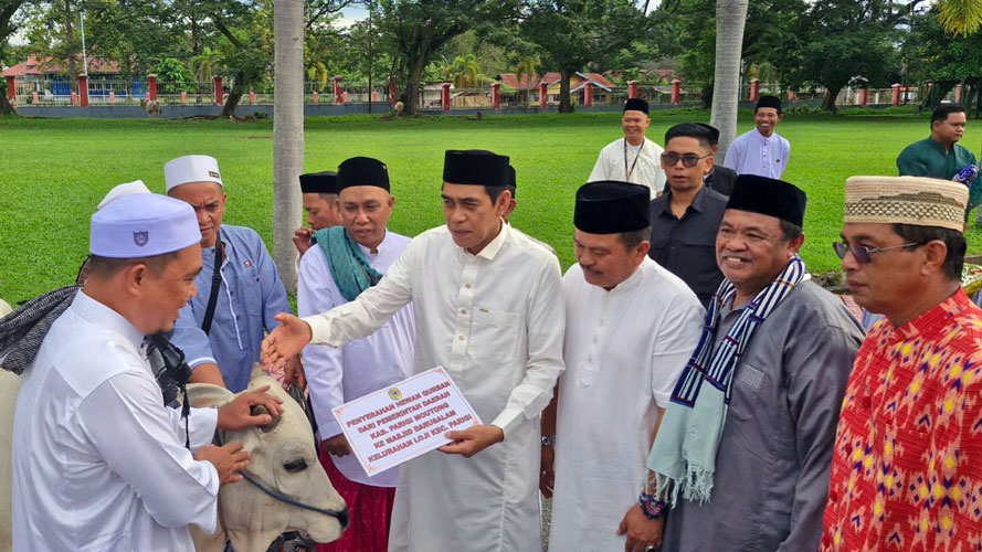 Bupati Parigi Moutong H. Erwin Burase bersama jajaran Pemerintah Daerah melaksanakan Sholat Idul Adha dan menyerahkan hewan kurban secara simbolis kepada masyarakat, Jumat (6/6/2025). (Diskominfo Kab. Parimo)