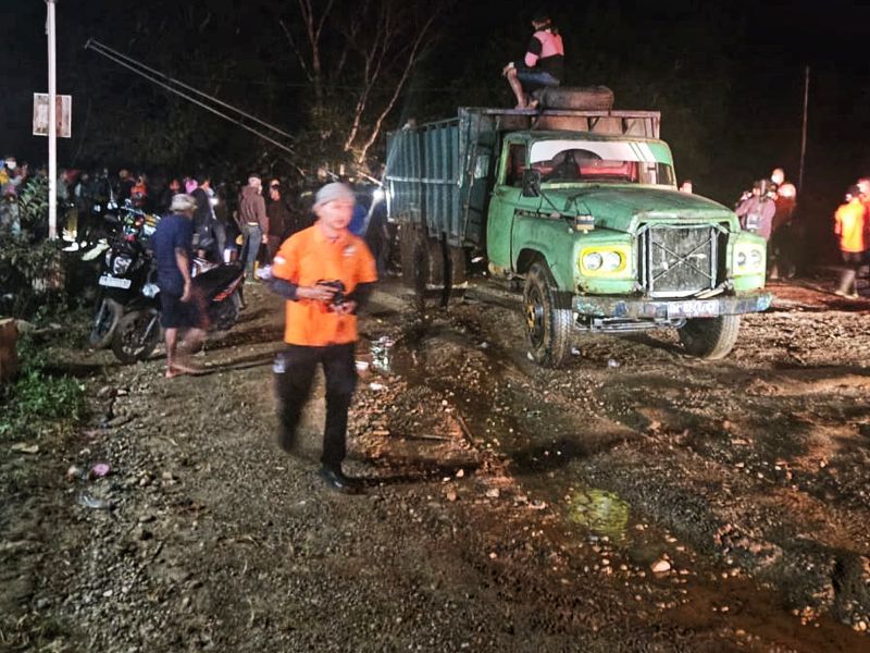 Gubernur Anwar Hafid instruksikan BPBD Sulteng untuk tangani longsor di Parigi Moutong. Dua korban meninggal ditemukan, lima lainnya masih dalam pencarian. (Foto : Ist)