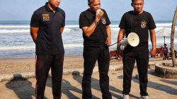 Hakim Tinggi Marliyus MS (tengah) memimpin Komunitas Ngewedang dalam aksi bersih-bersih Pantai KuDeTa Seminyak, mewujudkan filosofi Tri Hita Karana dan kepedulian lingkungan di Bali. (Foto : Ist)