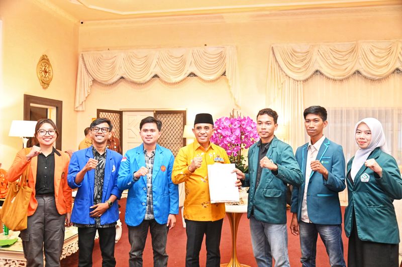 Gubernur Anwar Hafid terima Presiden Mahasiswa bahas program beasiswa 80.000 kuota dan desakan penegakan hukum terhadap tambang ilegal di Sulawesi Tengah. (Foto : Biro Administrasi Pimpinan)