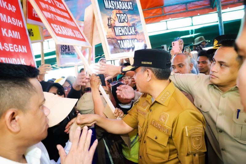 Gubernur Sulawesi Tengah, Dr. H. Anwar Hafid, M.Si., mengumumkan penghentian permanen dua tambang yang selama ini ditolak oleh masyarakat Kelurahan Tipo dan sekitarnya. (ist)