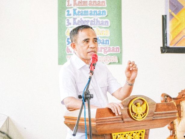 Gubernur Anwar Hafid berkomitmen mengaspal jalan masuk SMKN 8 Palu tahun ini. (Foto : Ist)