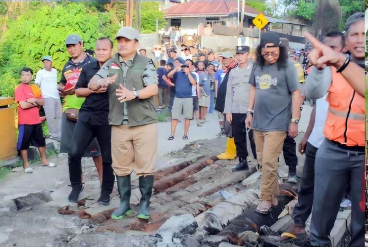 Wakil Bupati Parigi Moutong, H. Abdul Sahid, menunjukkan komitmen awal masa jabatannya dengan turun langsung meninjau jembatan yang ambruk di Desa Maleali, Kecamatan Sausu, Minggu (8/6/2025). (Diskominfo Kab. Parimo)