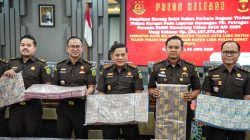 Kepala Kejaksaan Negeri Karawang, Syaifullah (tengah) sita uang Rp 101,1 miliar dari PD Petrogas Persada terkait dugaan korupsi dana dividen migas. (Foto : Ist)