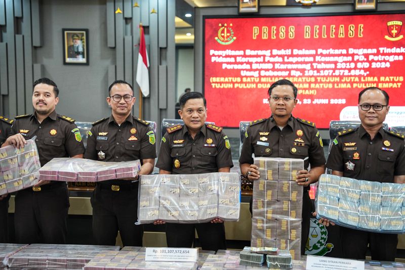 Kepala Kejaksaan Negeri Karawang, Syaifullah (tengah) sita uang Rp 101,1 miliar dari PD Petrogas Persada terkait dugaan korupsi dana dividen migas. (Foto : Ist)