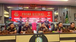 Kejari Karawang, Syaifullah, mengumumkan penetapan satu orang tersangka berinisial GRB. (Jabartime/Yogi Kurnia)