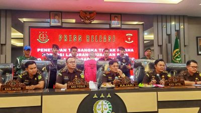 Kejari Karawang, Syaifullah, mengumumkan penetapan satu orang tersangka berinisial GRB. (Jabartime/Yogi Kurnia)