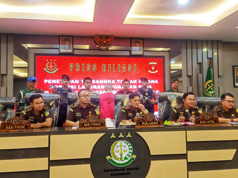 Kejari Karawang, Syaifullah, mengumumkan penetapan satu orang tersangka berinisial GRB. (Jabartime/Yogi Kurnia)