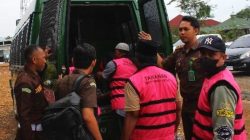 Kejaksaan Negeri Morowali eksekusi lima terpidana kasus korupsi proyek rekonstruksi tanggul Desa Dampala ke Lapas Kolonodale. Masing-masing divonis 1 tahun 4 bulan penjara. (Foto : Kejari Morowali)