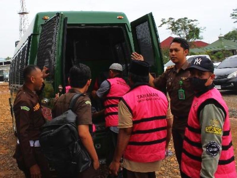 Kejaksaan Negeri Morowali eksekusi lima terpidana kasus korupsi proyek rekonstruksi tanggul Desa Dampala ke Lapas Kolonodale. Masing-masing divonis 1 tahun 4 bulan penjara. (Foto : Kejari Morowali)