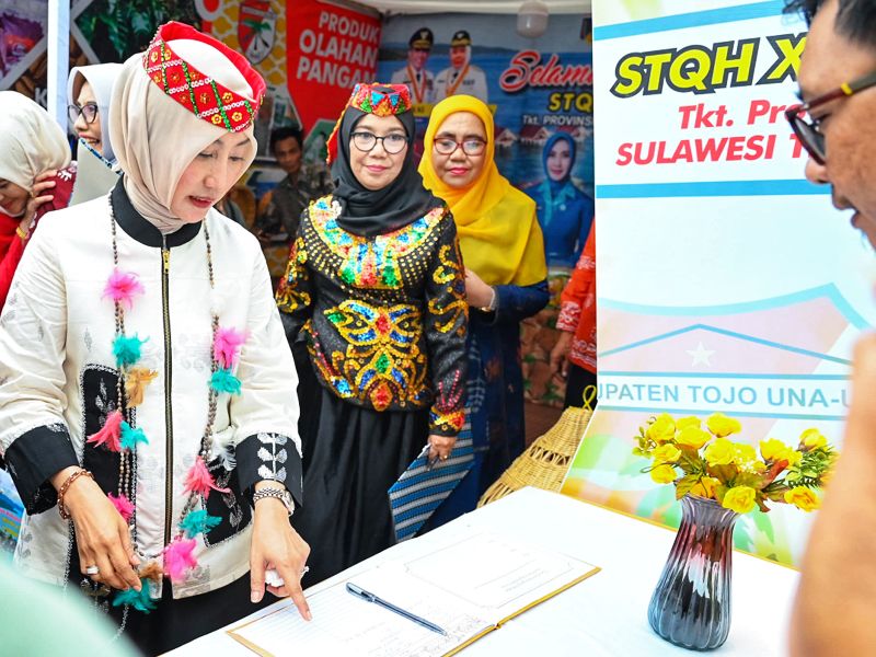 Ketua Dekranasda Sulteng, Sry Nirwanti Bahasoan, buka Pameran dan Pasar Rakyat STQH XXVIII di Poso, dorong industri kerajinan lokal menuju Pameran Kriya Nusa 2025 di Jakarta.