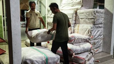 Gubernur Anwar Hafid instruksikan Dinsos Sulteng untuk pastikan penyaluran santunan duka Rp15 juta per keluarga dari Kemensos bagi korban longsor Parimo dan banjir Donggala. (Foto : Ist)