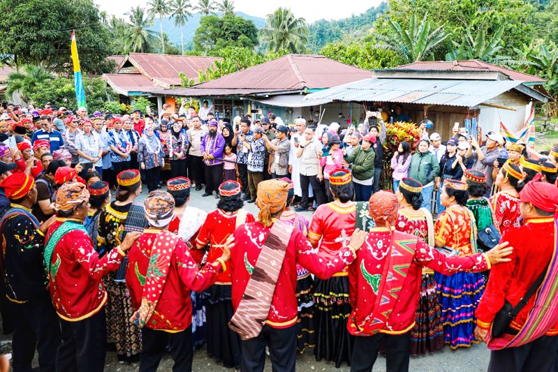 Gubernur Anwar Hafid berharap pembangunan MDA Alkhairaat dapat selesai tepat waktu dan segera digunakan sebagai sarana mendidik anak-anak di Tompe Bugis secara layak dan berkelanjutan. (Foto : ist)