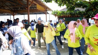 Peringatan satu tahun berdirinya komunitas Mak-Mak BERANI (Bersama Anwar-Reny) yang digelar pada Senin, 9 Juni 2025, di sebuah kafe tepi laut di Tawaeli, Kota Palu. (ist)