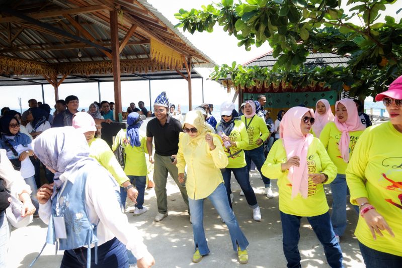 Peringatan satu tahun berdirinya komunitas Mak-Mak BERANI (Bersama Anwar-Reny) yang digelar pada Senin, 9 Juni 2025, di sebuah kafe tepi laut di Tawaeli, Kota Palu. (ist)