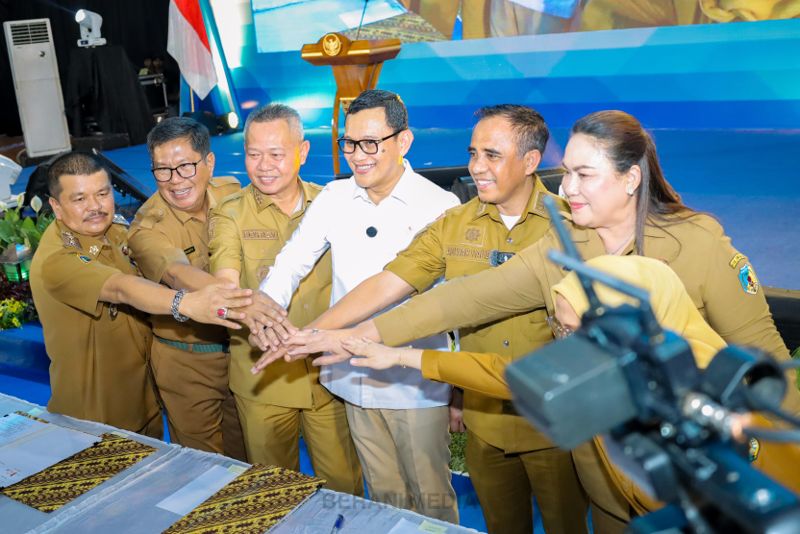MoU ditandatangani oleh Menteri PPMI Abdul Kadir Karding, Gubernur Sulawesi Tengah Anwar Hafid, serta sejumlah pejabat daerah, termasuk Bupati Donggala, Bupati Sigi, Wakil Bupati Poso, Wakil Bupati Parigi Moutong, dan Sekretaris Kota Palu. (ist)